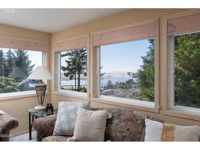 136 Se LARCH St, Newport, OR 97365