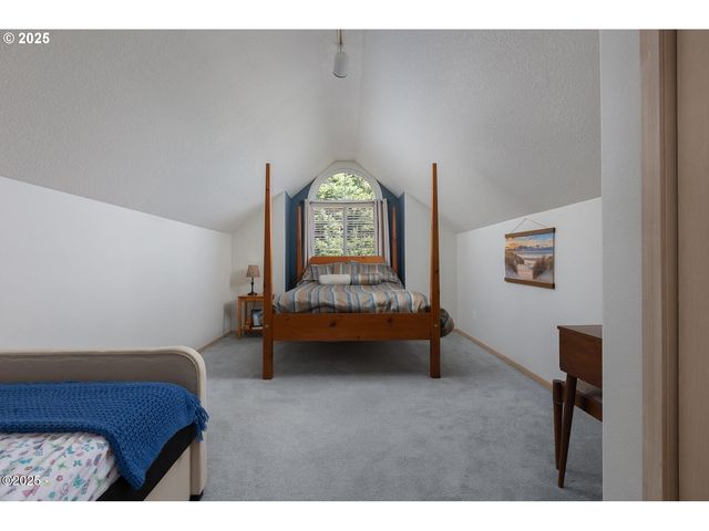 136 Se LARCH St, Newport, OR 97365