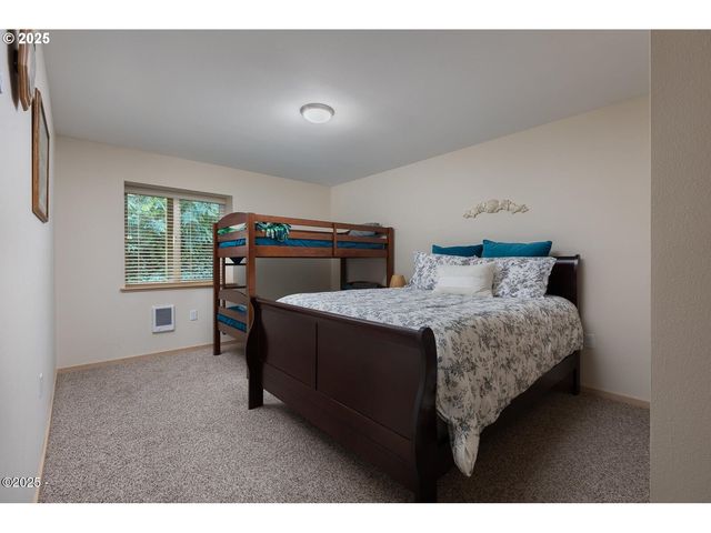 136 Se LARCH St, Newport, OR 97365