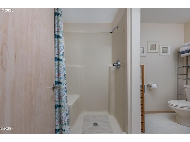 136 Se LARCH St, Newport, OR 97365