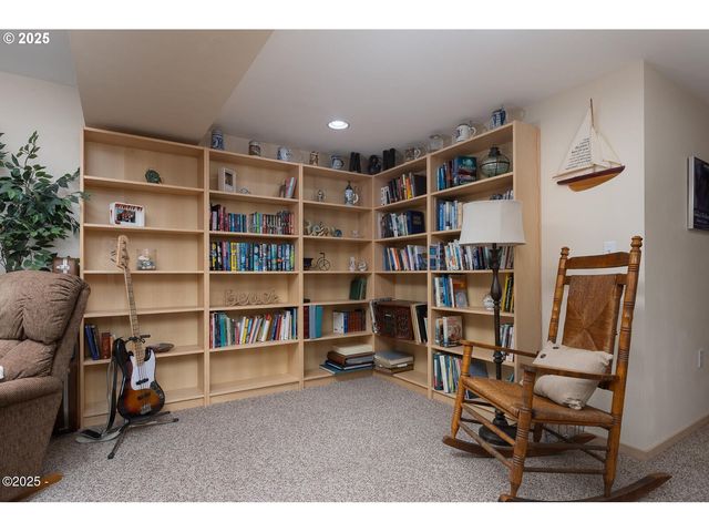 136 Se LARCH St, Newport, OR 97365