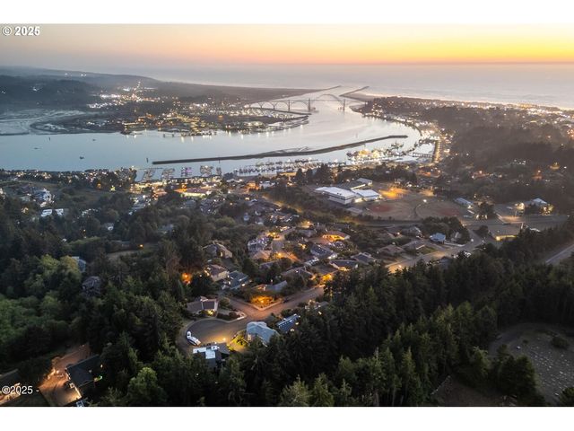 136 Se LARCH St, Newport, OR 97365