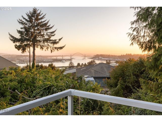 136 Se LARCH St, Newport, OR 97365