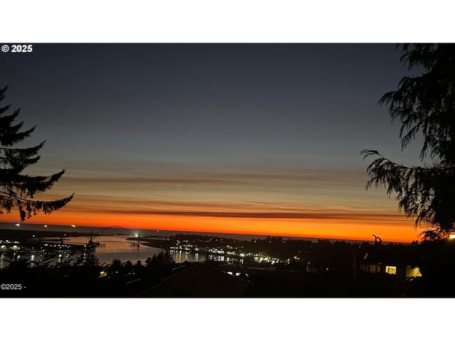 136 Se LARCH St, Newport, OR 97365