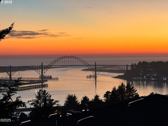 136 Se LARCH St, Newport, OR 97365