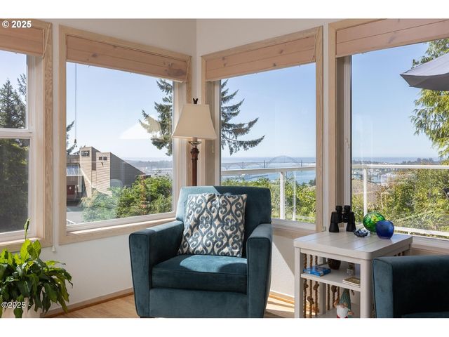 136 Se LARCH St, Newport, OR 97365