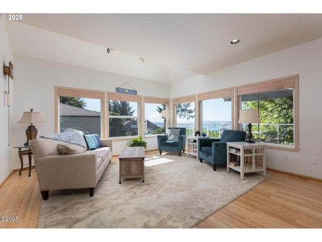 136 Se LARCH St, Newport, OR 97365