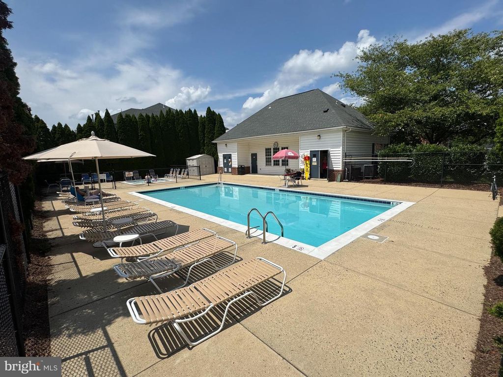 665 CONSTELLATION SQ SE #E, Leesburg, VA 20175