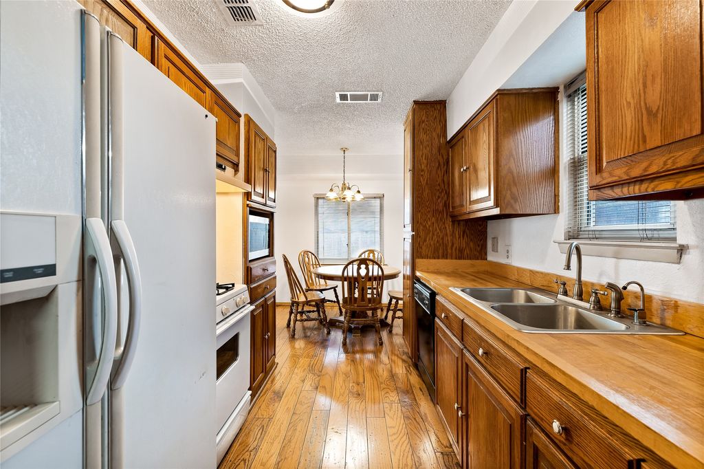 3826 Pendleton Court, Irving, TX 75062 — photo 5