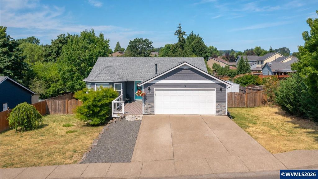 Image 1 of property listing at 585 NW Marshall St, Dallas, OR 97338