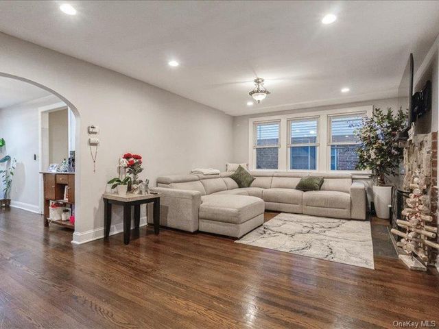 167 Lakeview Ave, Lynbrook, NY 11563
