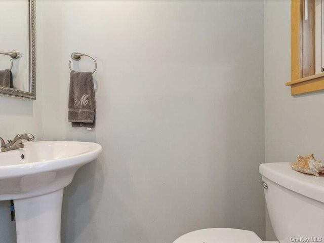 167 Lakeview Ave, Lynbrook, NY 11563