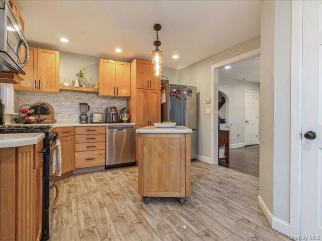 167 Lakeview Ave, Lynbrook, NY 11563