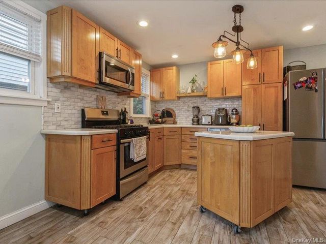 167 Lakeview Ave, Lynbrook, NY 11563