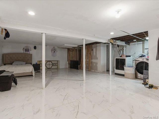 167 Lakeview Ave, Lynbrook, NY 11563
