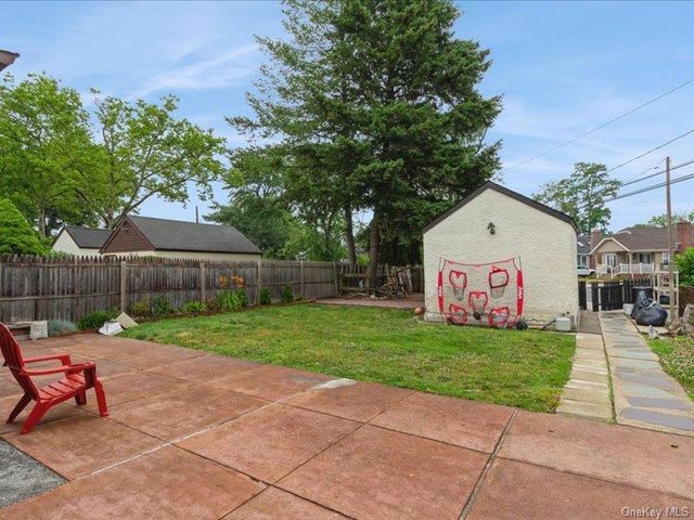 167 Lakeview Ave, Lynbrook, NY 11563