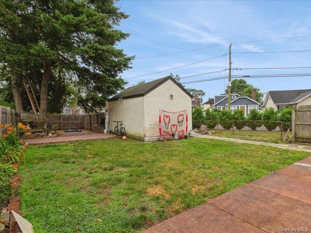 167 Lakeview Ave, Lynbrook, NY 11563