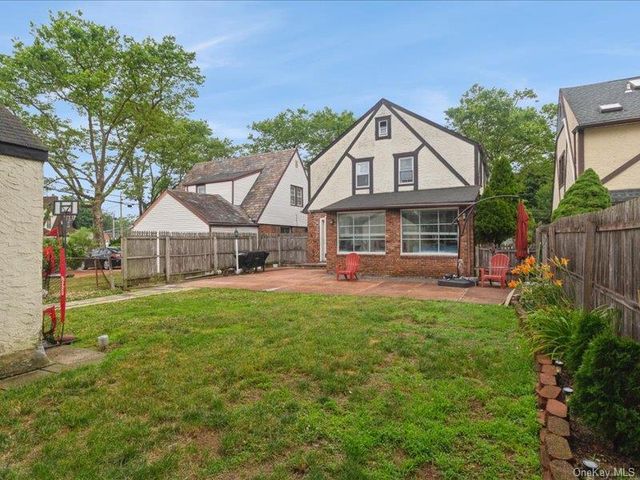 167 Lakeview Ave, Lynbrook, NY 11563