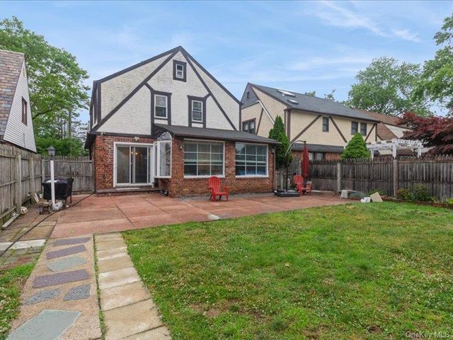 167 Lakeview Ave, Lynbrook, NY 11563