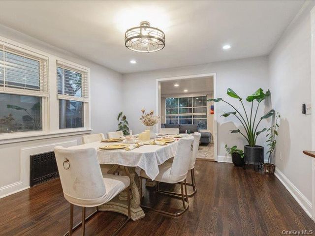 167 Lakeview Ave, Lynbrook, NY 11563