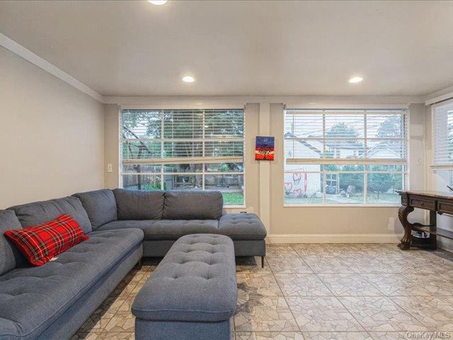 167 Lakeview Ave, Lynbrook, NY 11563
