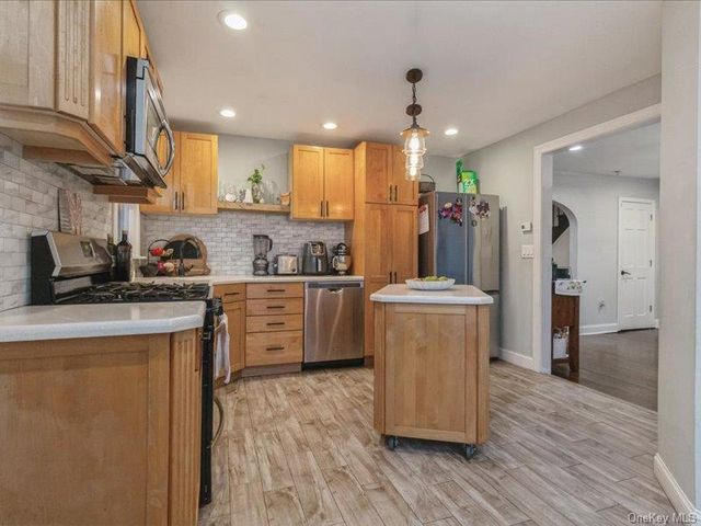 167 Lakeview Ave, Lynbrook, NY 11563