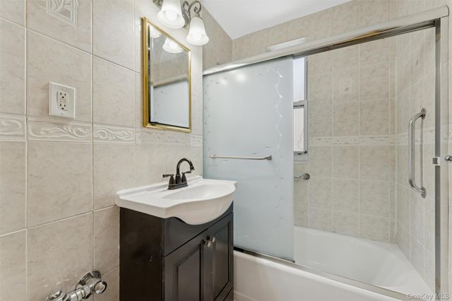 33-35 81 Street 4A, Jackson Heights, NY 11372