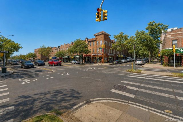33-35 81 Street 4A, Jackson Heights, NY 11372