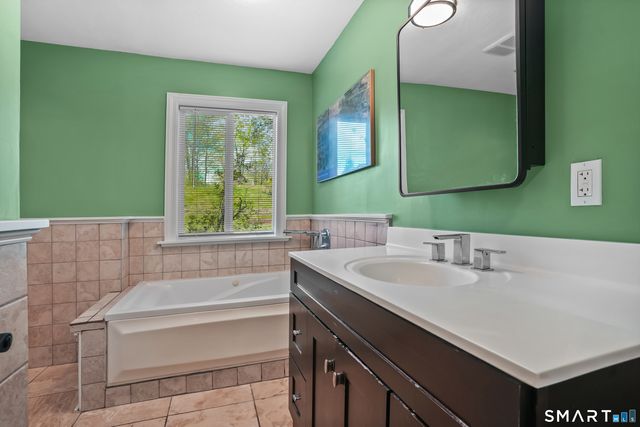 25 Oxford Street, Bethel, CT 06801