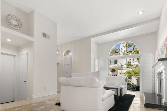 5117 Renaissance Ave D, San Diego, CA 92122