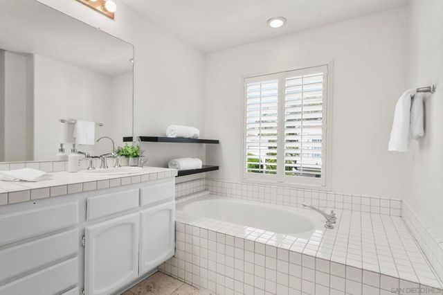5117 Renaissance Ave D, San Diego, CA 92122