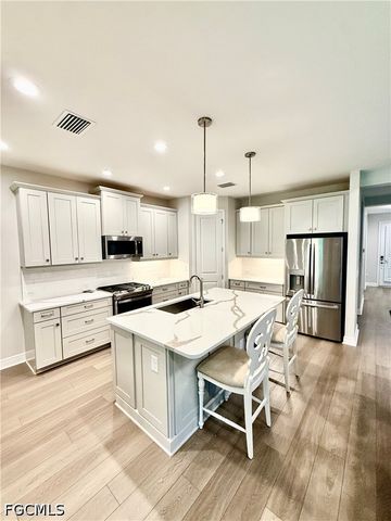 3050 Heritage Pines DR, Fort Myers, FL 33905
