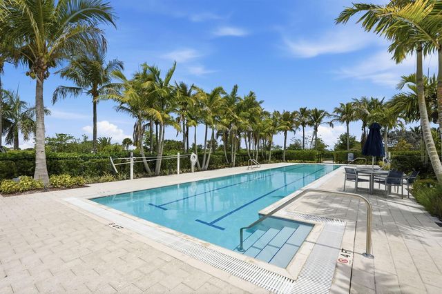 10550 Northbrook Circle, Palm Beach Gardens, FL 33412