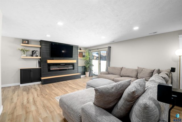 3000 S Richie Dr Drive, Sioux Falls, SD 57106