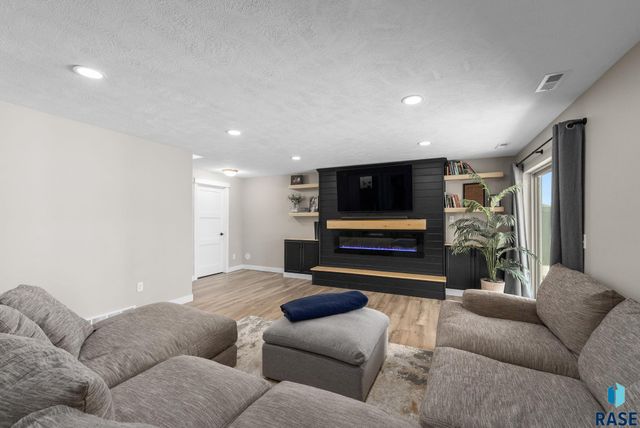 3000 S Richie Dr Drive, Sioux Falls, SD 57106