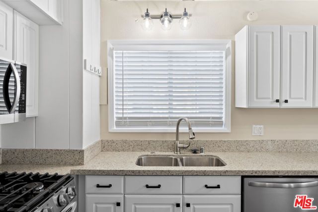 5541 Fallbrook Avenue, Woodland Hills (los Angeles), CA 91367