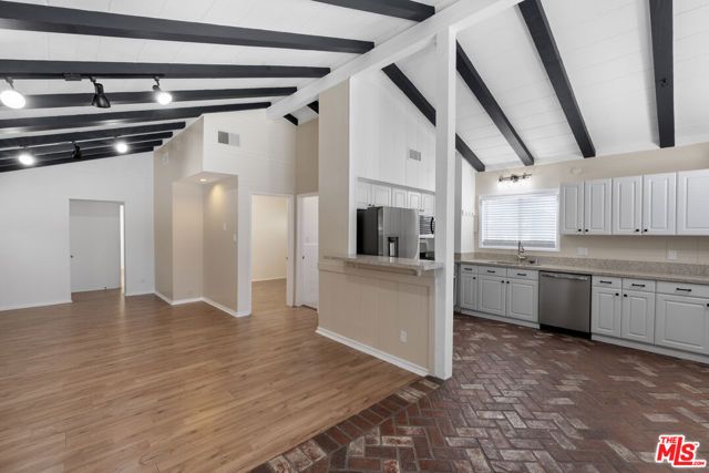 5541 Fallbrook Avenue, Woodland Hills (los Angeles), CA 91367