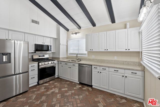 5541 Fallbrook Avenue, Woodland Hills (los Angeles), CA 91367