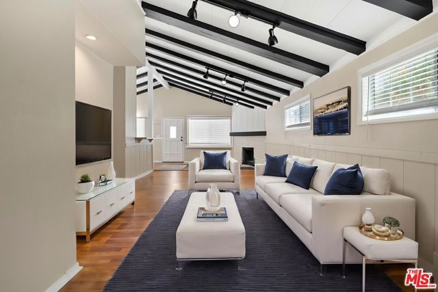 5541 Fallbrook Avenue, Woodland Hills (los Angeles), CA 91367