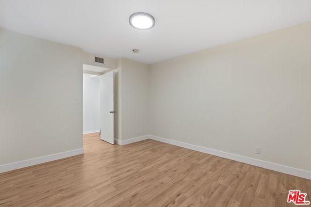 5541 Fallbrook Avenue, Woodland Hills (los Angeles), CA 91367