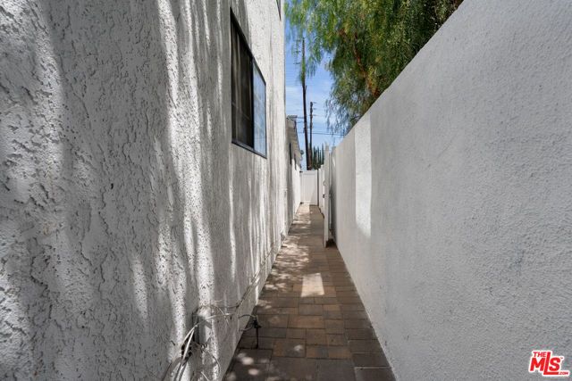 5541 Fallbrook Avenue, Woodland Hills (los Angeles), CA 91367