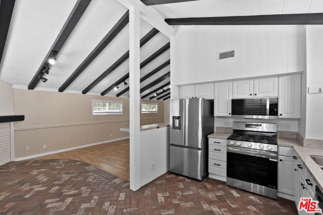 5541 Fallbrook Avenue, Woodland Hills (los Angeles), CA 91367