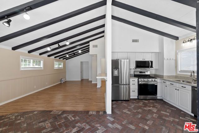 5541 Fallbrook Avenue, Woodland Hills (los Angeles), CA 91367