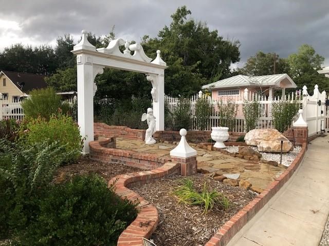 804 Alvin Street, El Campo, TX 77437