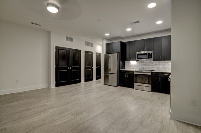 6400 Washington Avenue 319, Houston, TX 77007