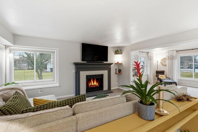 S83W32784 N Oak Tree COURT, Mukwonago, WI 53149