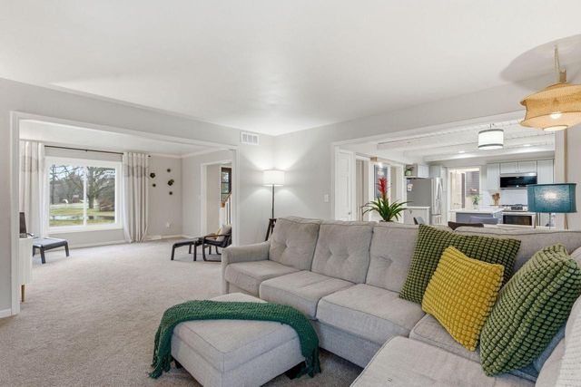 S83W32784 N Oak Tree COURT, Mukwonago, WI 53149