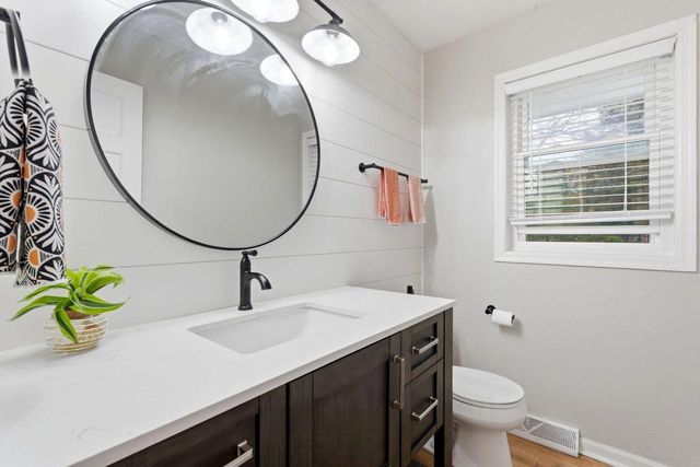 S83W32784 N Oak Tree COURT, Mukwonago, WI 53149