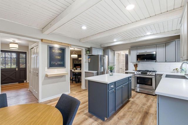 S83W32784 N Oak Tree COURT, Mukwonago, WI 53149