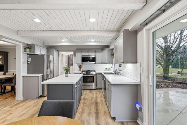 S83W32784 N Oak Tree COURT, Mukwonago, WI 53149